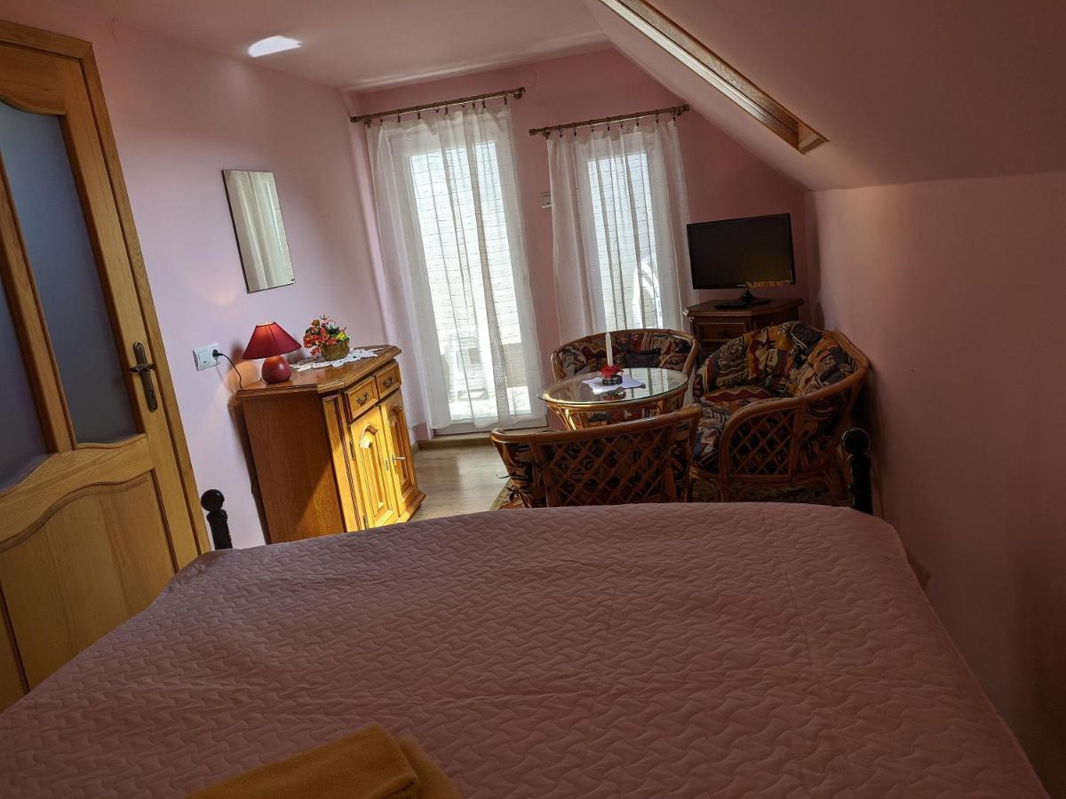 Guest House Nika - Cottages And Rooms In The Heart Of Palanga City Center Екстер'єр фото