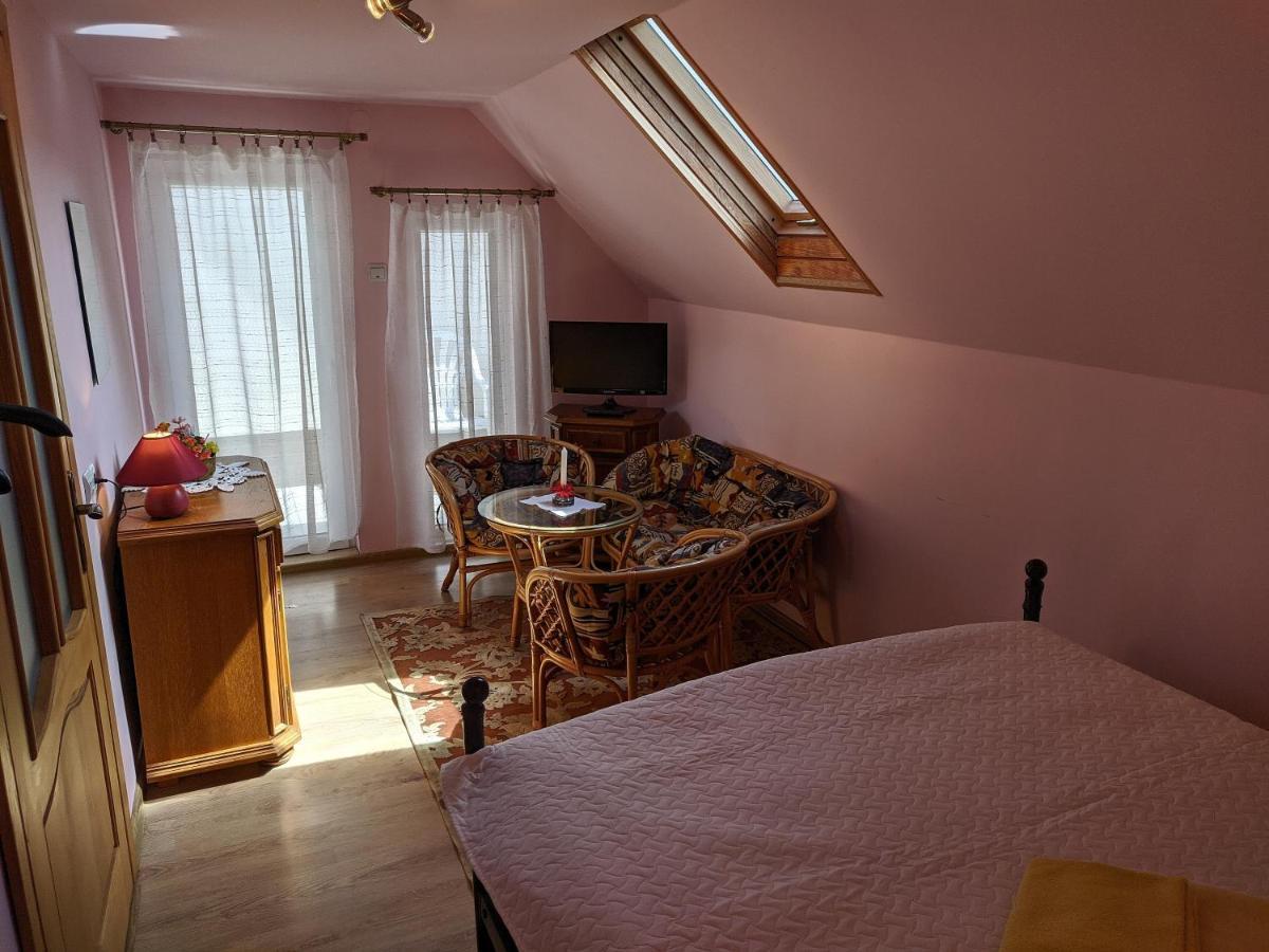 Guest House Nika - Cottages And Rooms In The Heart Of Palanga City Center Екстер'єр фото